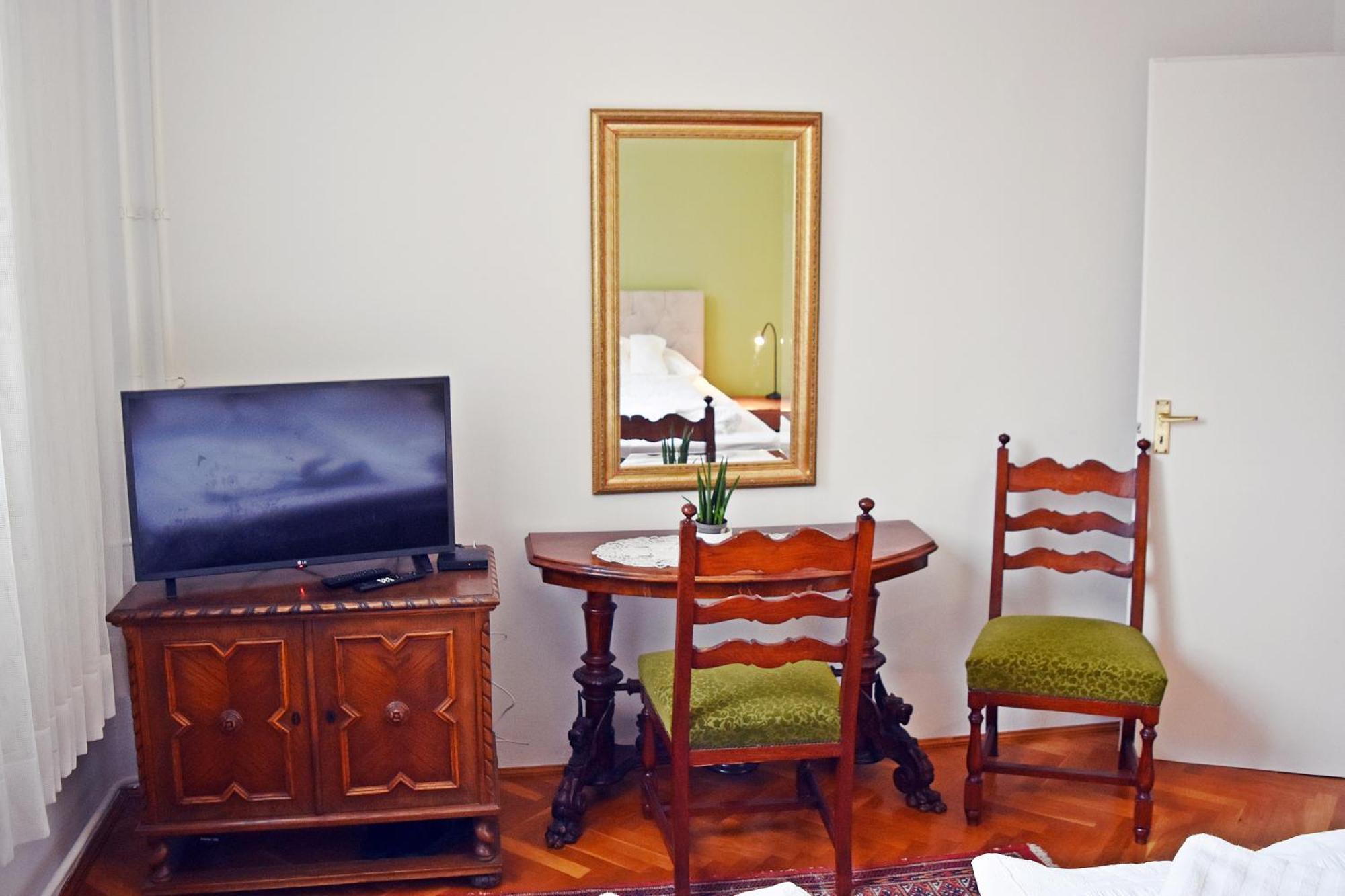 Belvarosi Classic Apartman 85 Square Meters Szombathely Kültér fotó